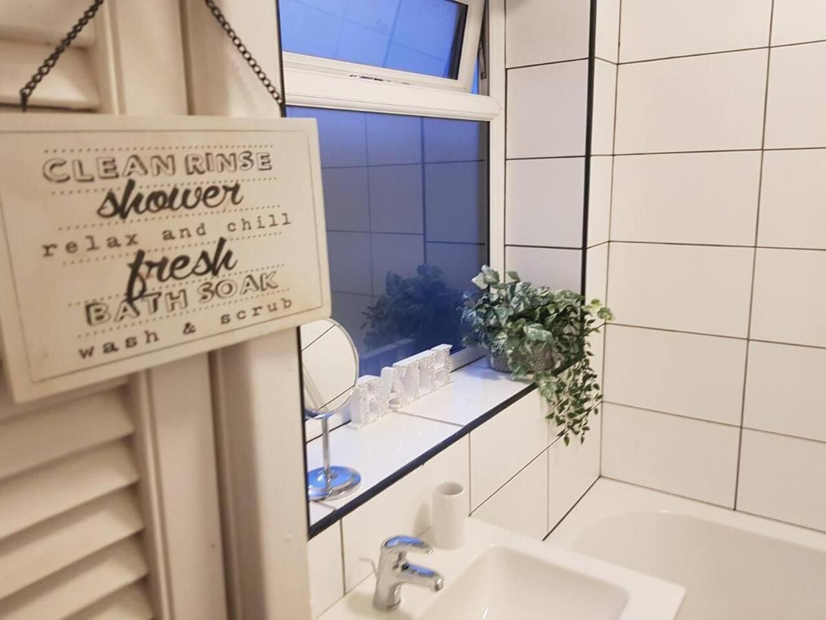 Bright 4-Bed House 15 Min To Manchester Centre Villa ภายนอก รูปภาพ