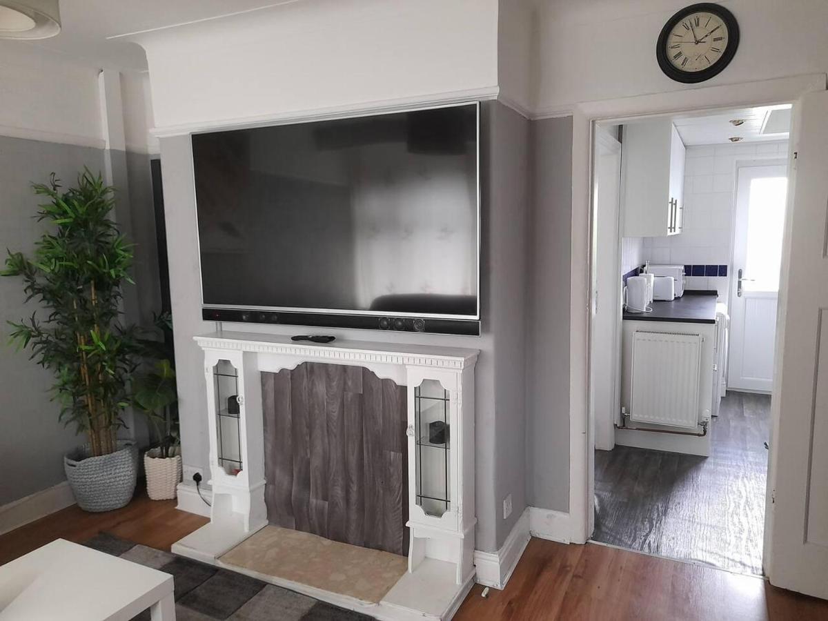Bright 4-Bed House 15 Min To Manchester Centre Villa ภายนอก รูปภาพ