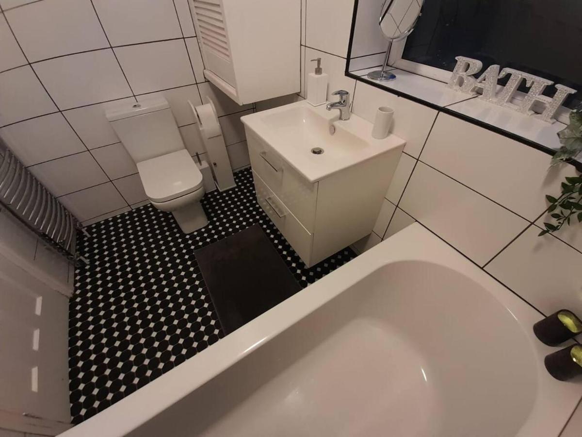 Bright 4-Bed House 15 Min To Manchester Centre Villa ภายนอก รูปภาพ