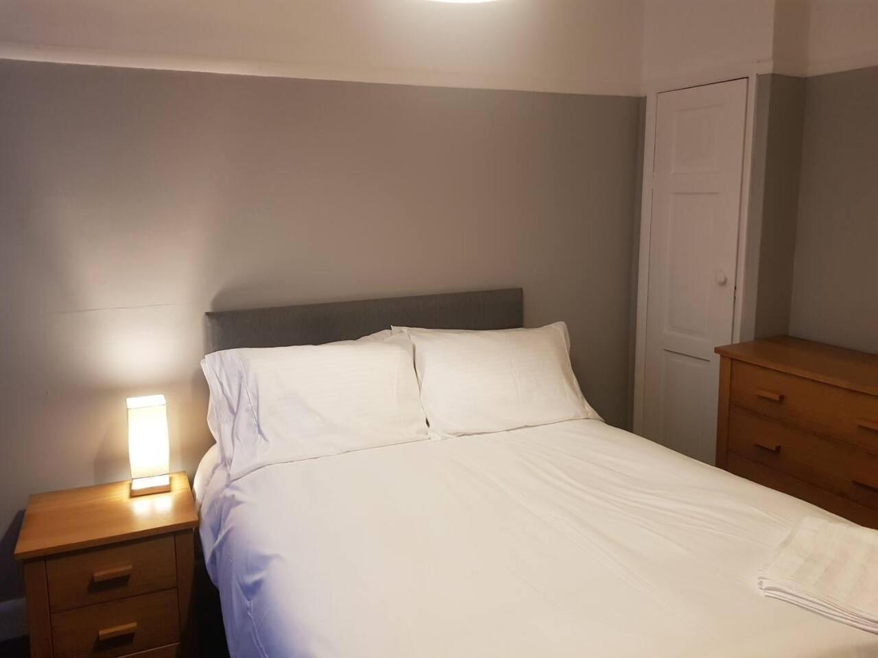 Bright 4-Bed House 15 Min To Manchester Centre Villa ภายนอก รูปภาพ