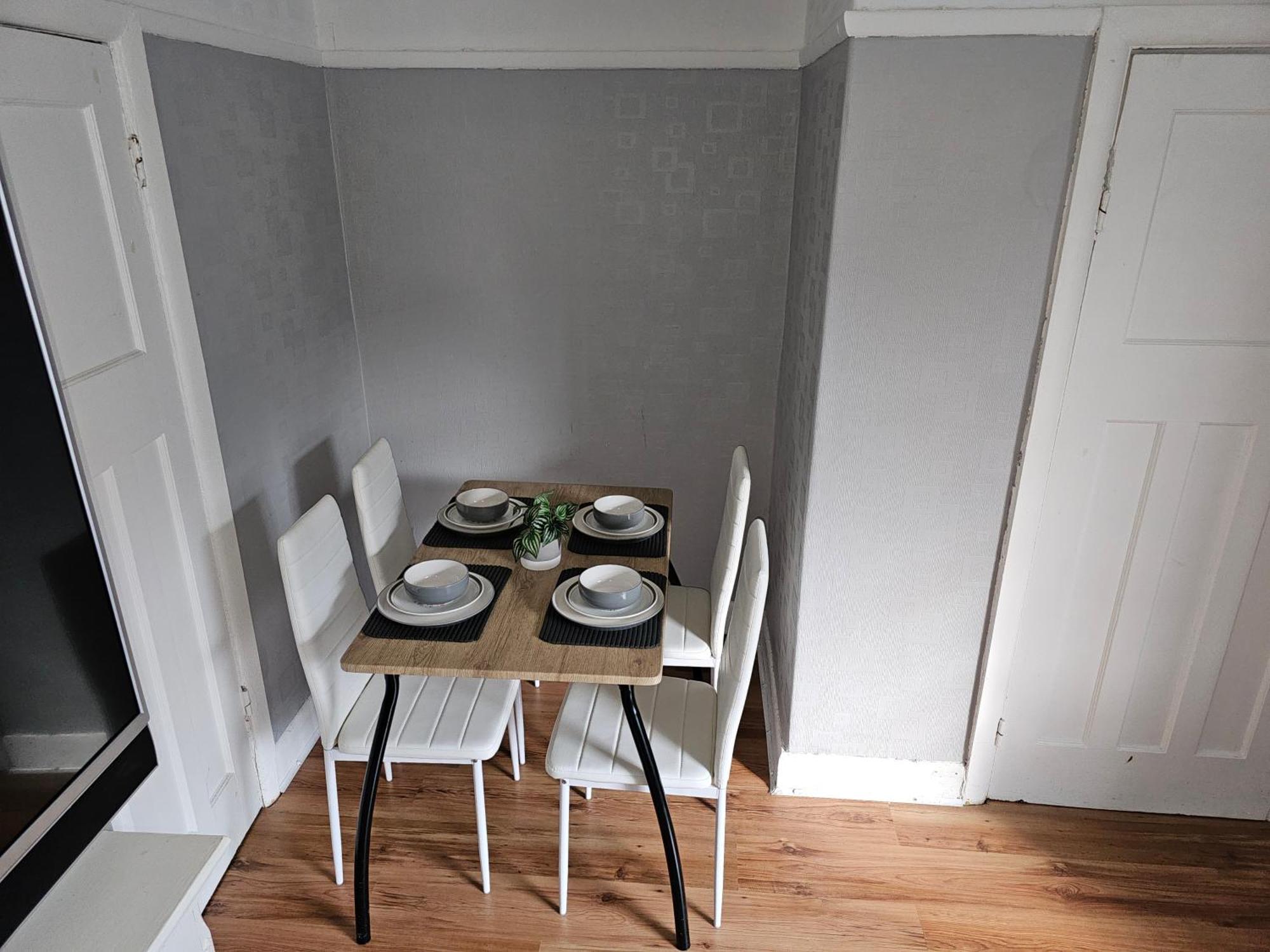 Bright 4-Bed House 15 Min To Manchester Centre Villa ภายนอก รูปภาพ