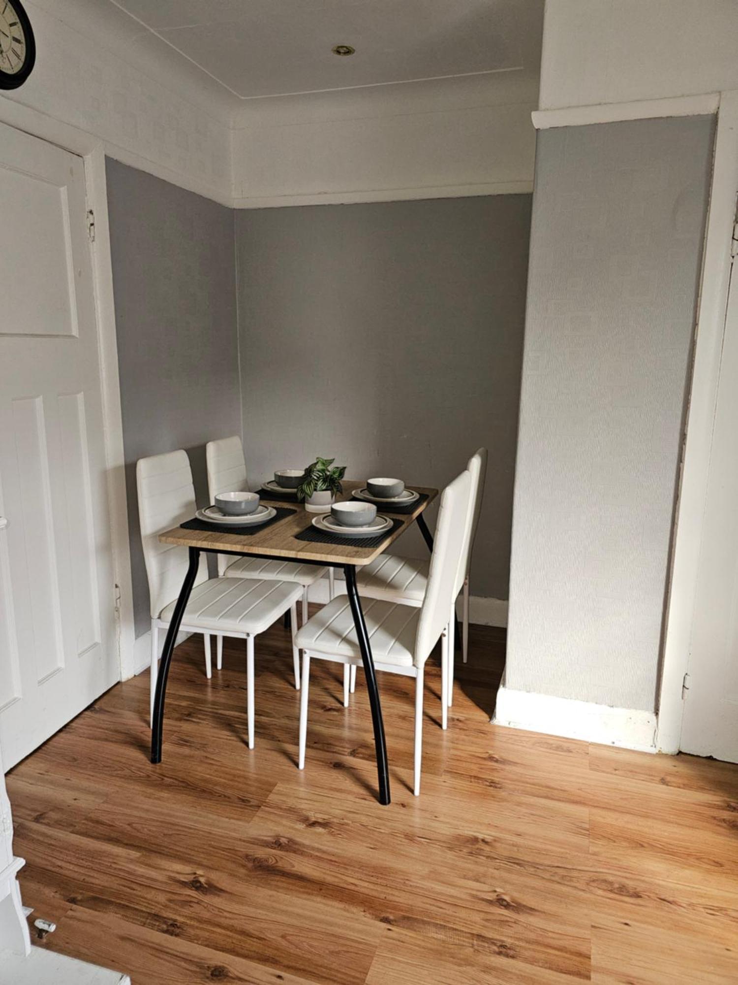 Bright 4-Bed House 15 Min To Manchester Centre Villa ภายนอก รูปภาพ
